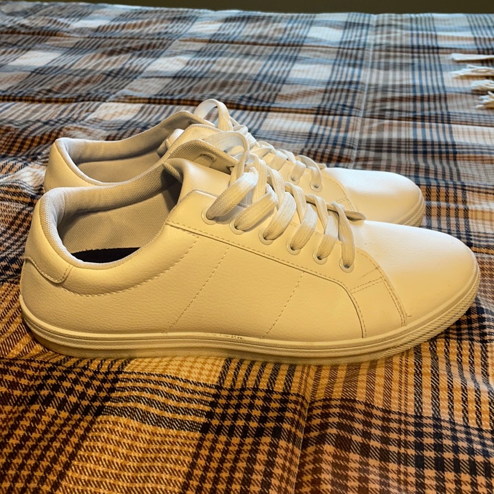 Jousen casual white shoes.
